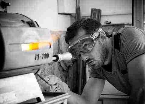 Manu Padovani, artisan coutelier corse, au travail dans son atelier